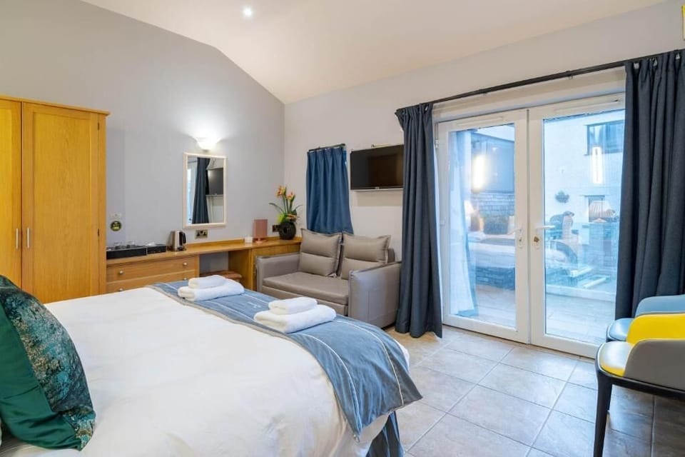 Family Room, Patio, Garden View | Egyptian cotton sheets, premium bedding, down comforters, desk