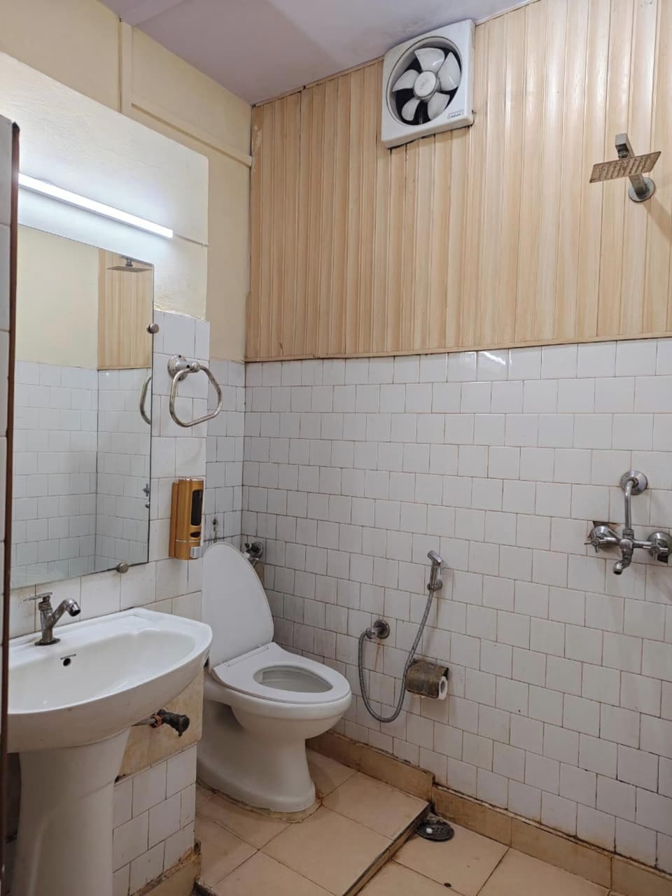 Shower, free toiletries, towels