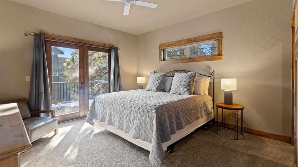 King bed, walk-in closet, ensuite bathroom with dual sinks and shower