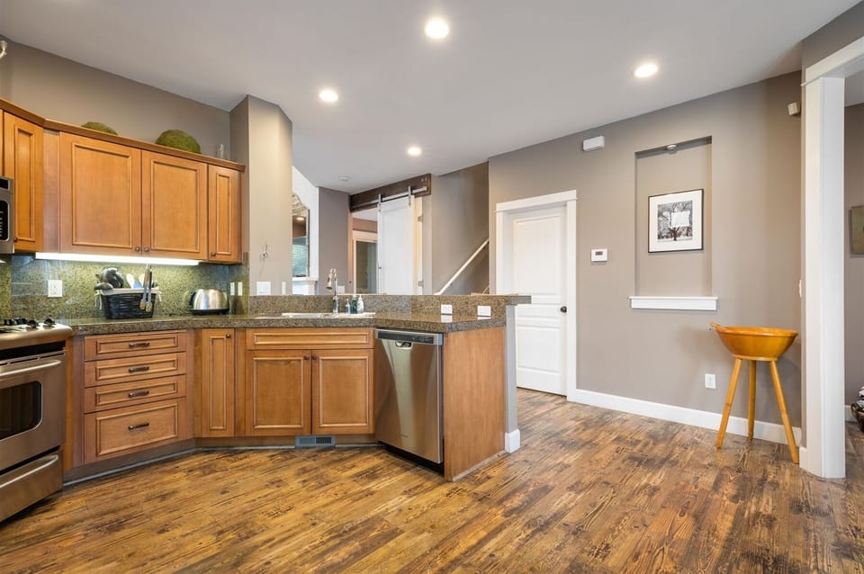 Large fully equipped gourmet kitchen.
