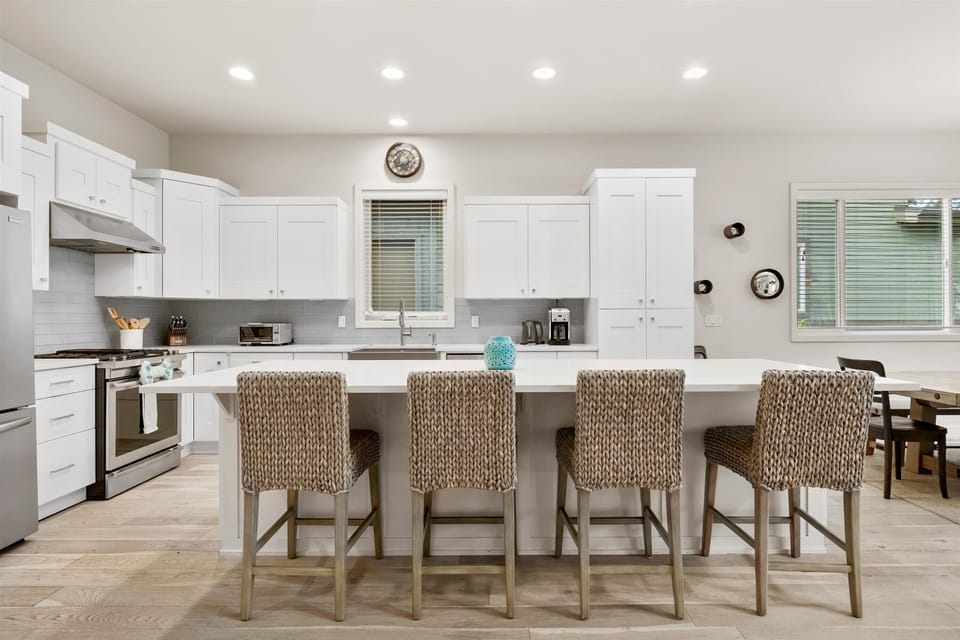 Breakfast bar seating for 4 and a beautifully designed kitchen.
