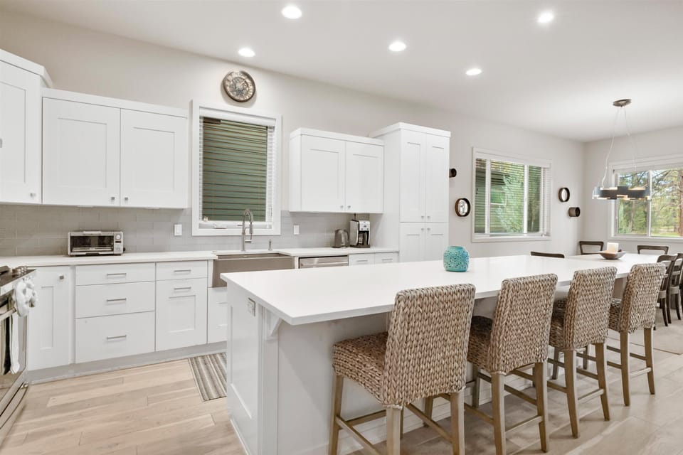 Breakfast bar seating for 4 and a beautifully designed kitchen.