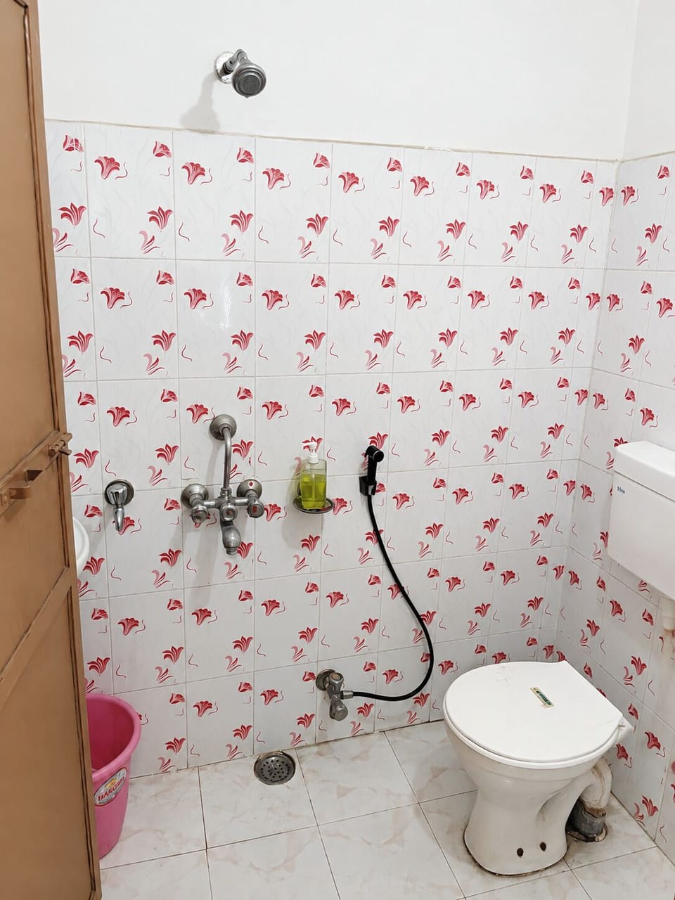 Separate tub and shower, towels, soap, shampoo