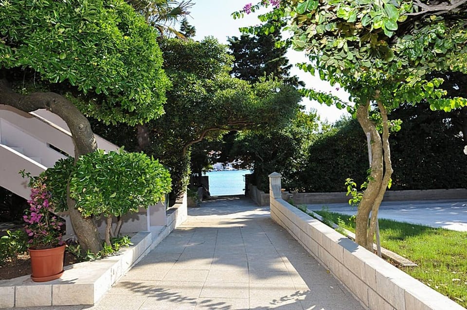 Apartment, Smoking | Garden