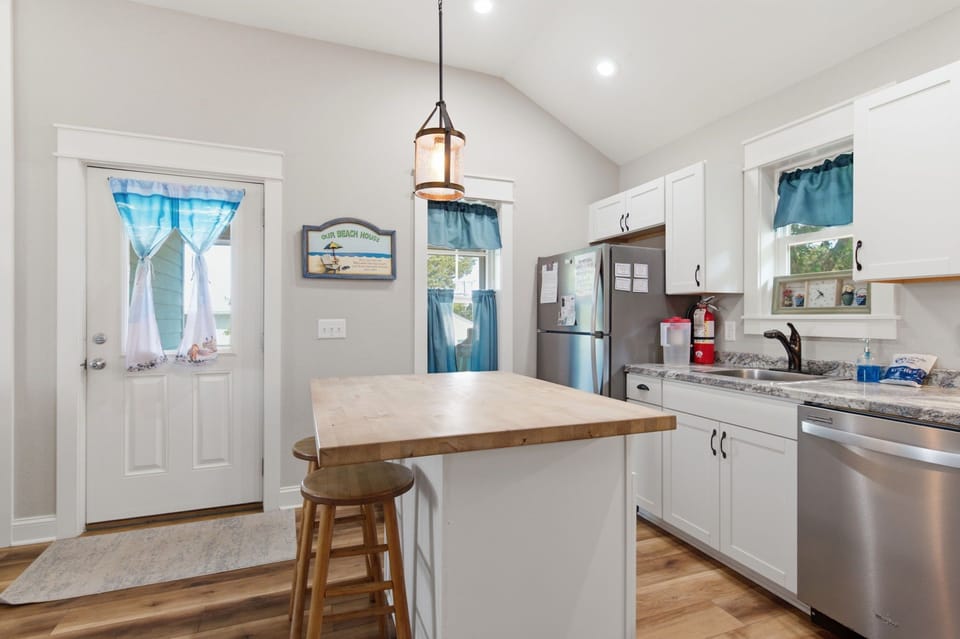 Kitchen (alternate view)
