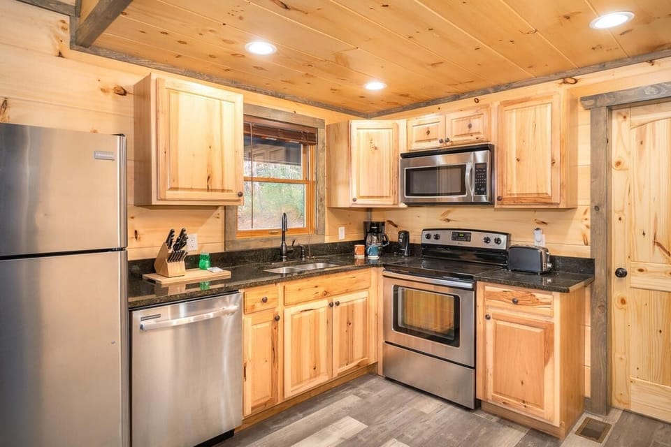 House, 1 King Bed with Sofa bed (Gone Fishing) | Private kitchen | Oven
