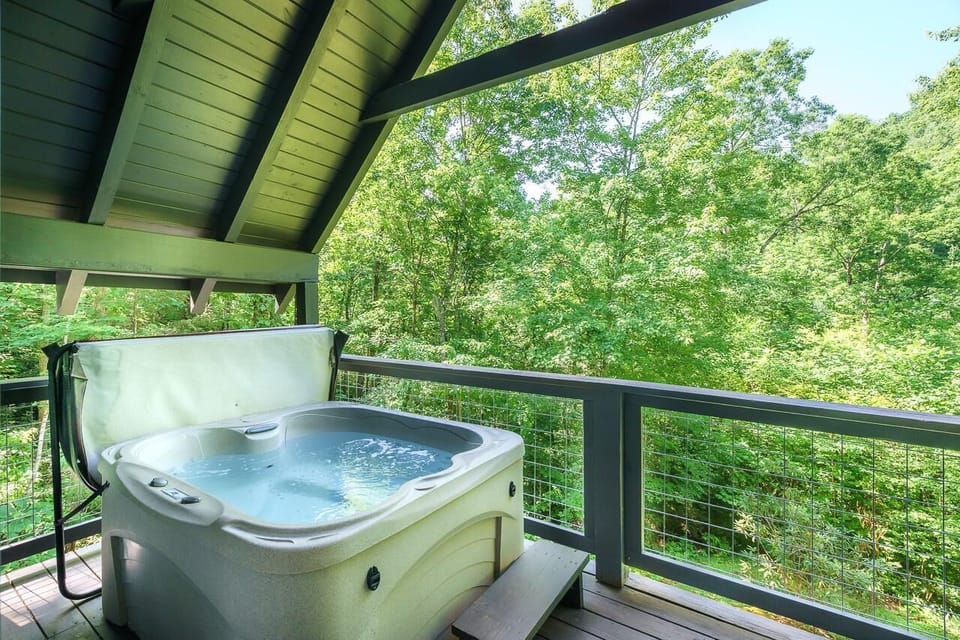 House, 1 King Bed (Lil' Smoky Studio) | Outdoor spa tub
