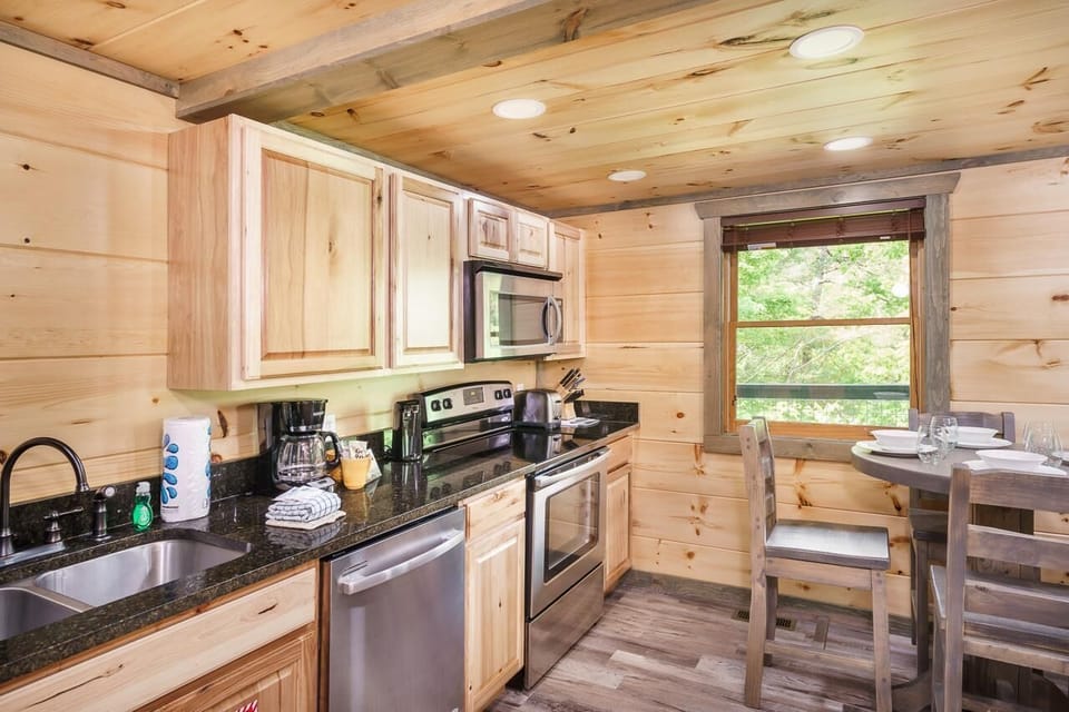 House, 1 King Bed with Sofa bed (Love Leigh) | Private kitchen | Oven
