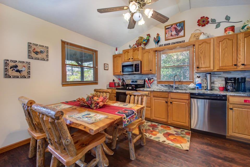 House, 1 King Bed (Secluded Sunset) | Private kitchen | Oven