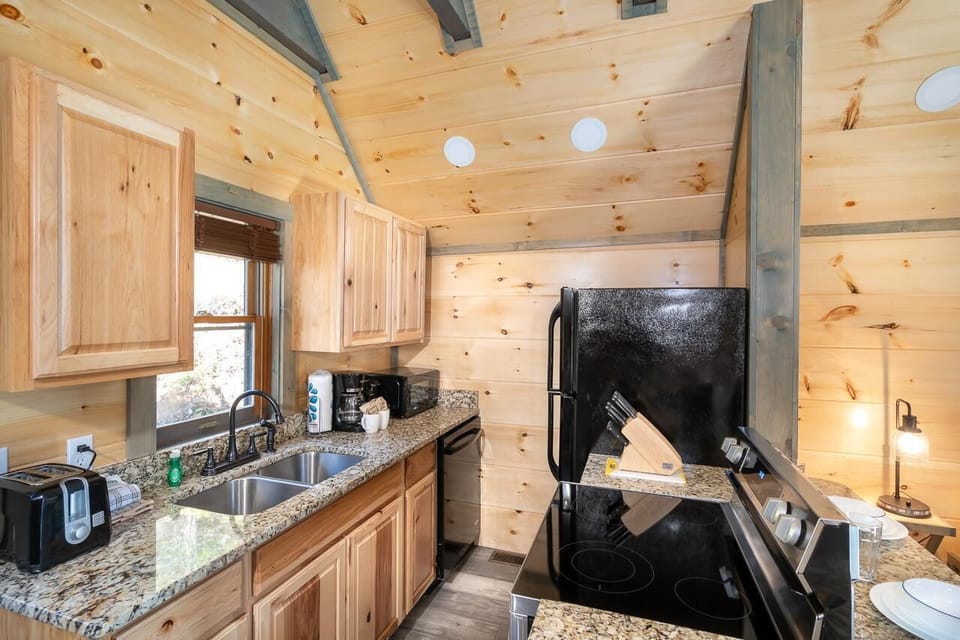House, 1 King Bed (Serenity Studio) | Private kitchen | Oven