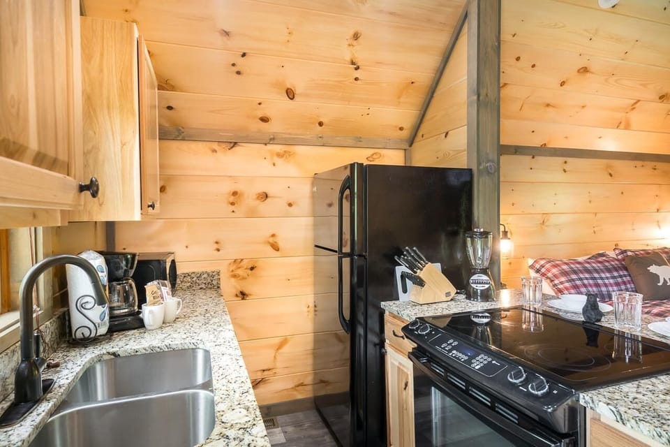 House, 1 King Bed (Sunset Studio) | Private kitchen | Oven