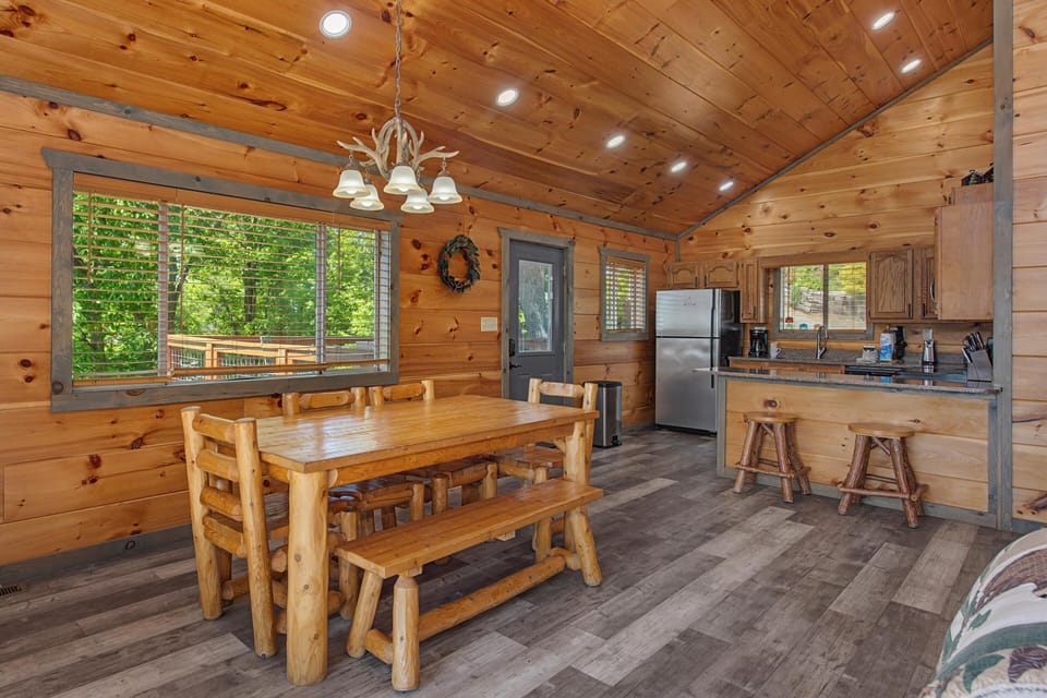 House, Multiple Beds (Black Bear Lookout) | Dining