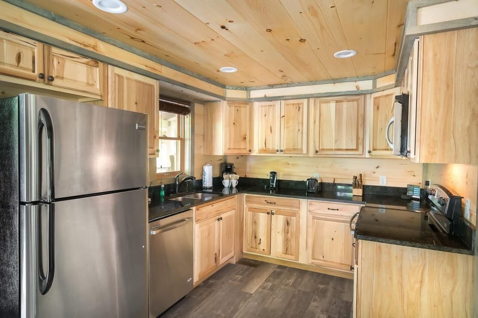 House, Multiple Beds (Greenbriar Getaway) | Private kitchen | Oven