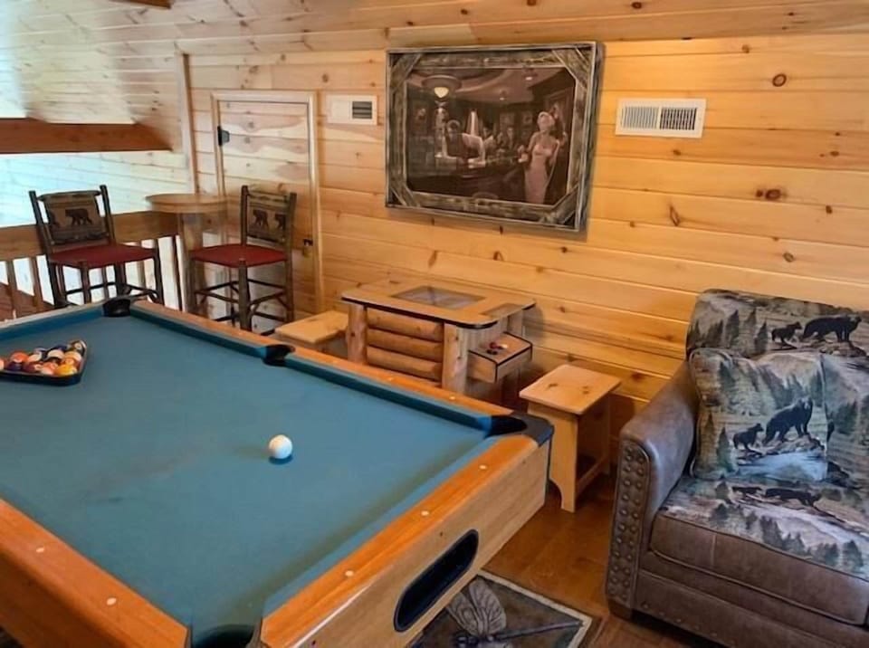 House, Multiple Beds (Key to Heaven) | Game room