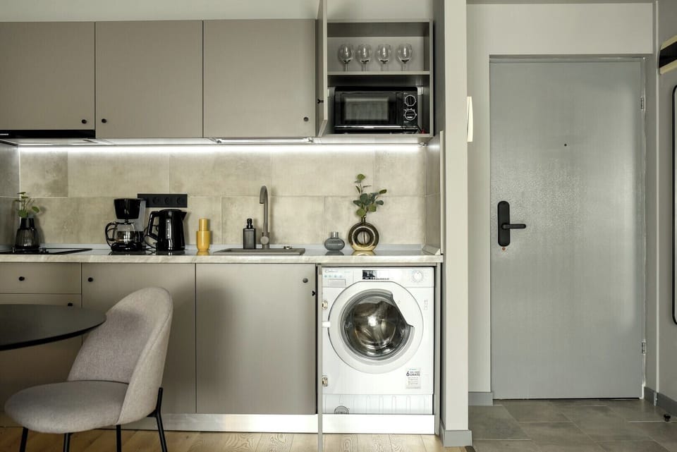 Premium Apartment, 1 Double Bed, Non Smoking | Private kitchen | Mini-fridge, microwave, stovetop, cookware/dishes/utensils