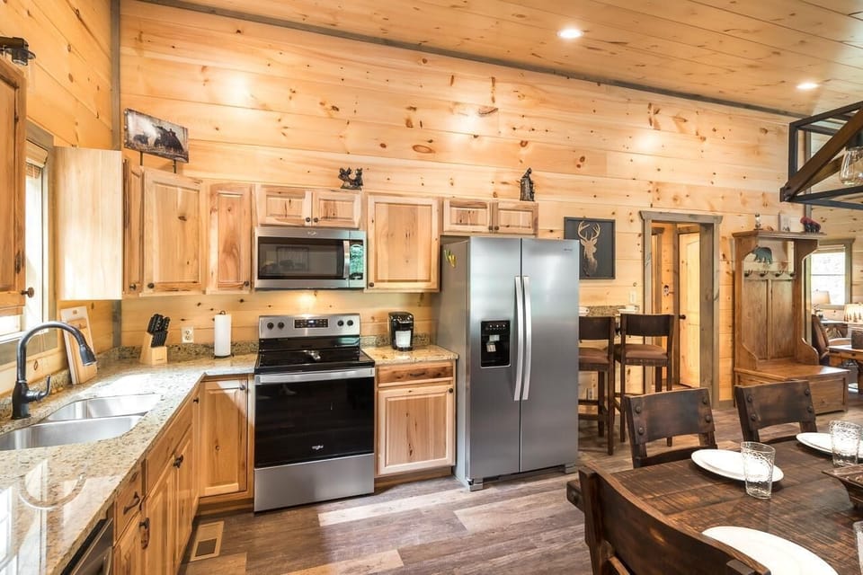 House, Multiple Beds (Tennessee Tranquility) | Private kitchen | Oven