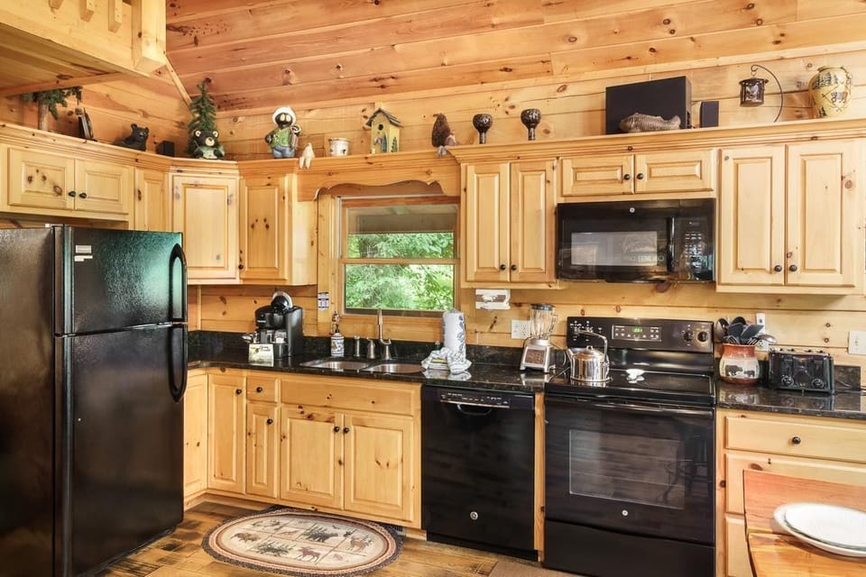 House, Multiple Beds (Bear Essentials) | Private kitchen | Oven
