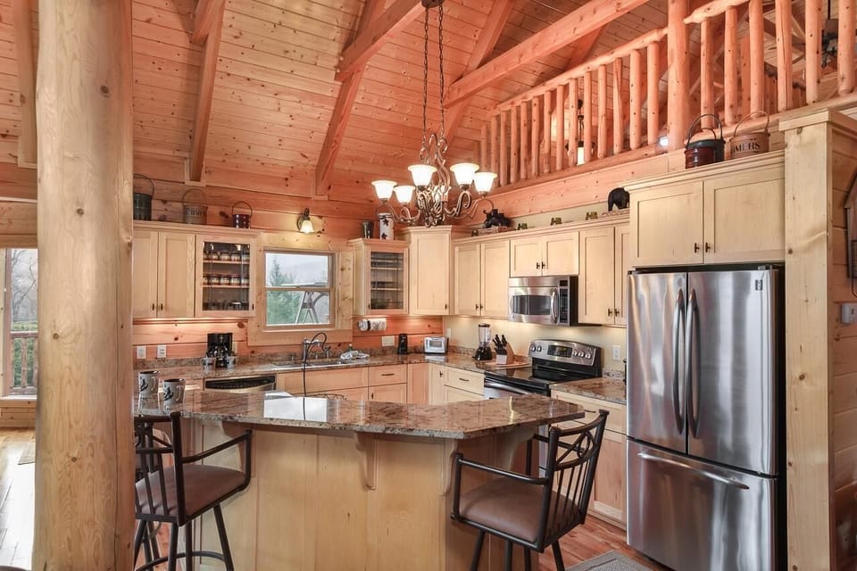 House, Multiple Beds (Pinnacle View Lodge) | Private kitchen | Oven