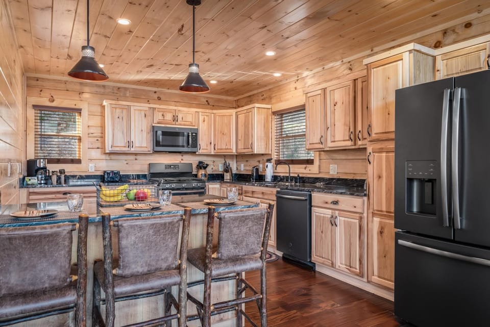 House, Multiple Beds (Smoky's Grand View) | Private kitchen | Oven