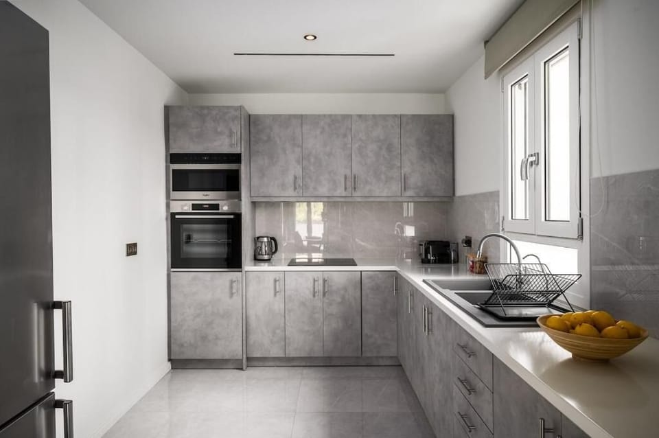 Apartment, Balcony | Private kitchen | Electric kettle