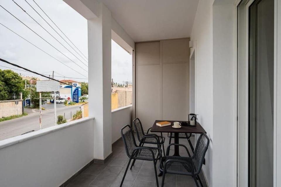 Apartment, Balcony | Outdoor dining