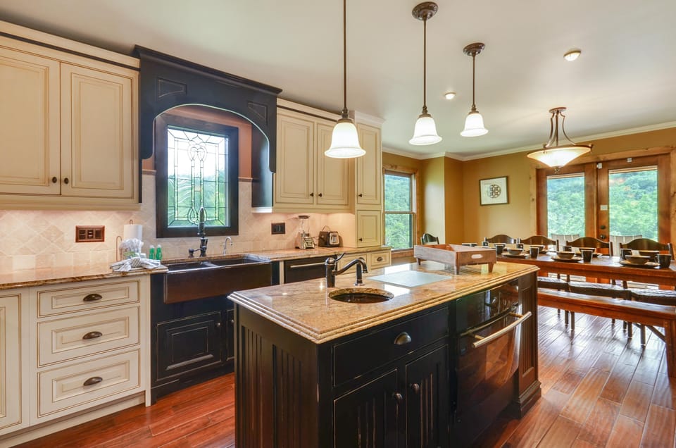 House, Multiple Beds (Mossy Brook Lodge) | Private kitchen | Oven