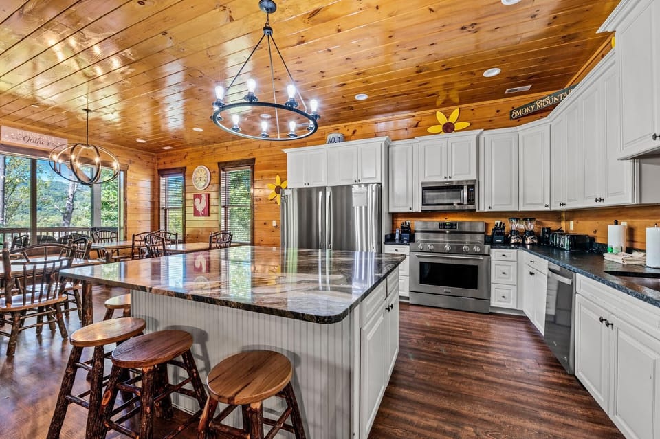 House, Multiple Beds (The Mighty Crabapple Manor) | Private kitchen | Oven