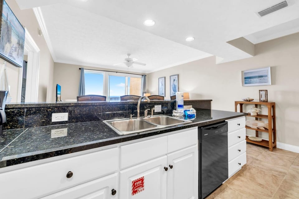 Condo, Multiple Beds (Treasure Island 1808) | Private kitchen | Oven, toaster