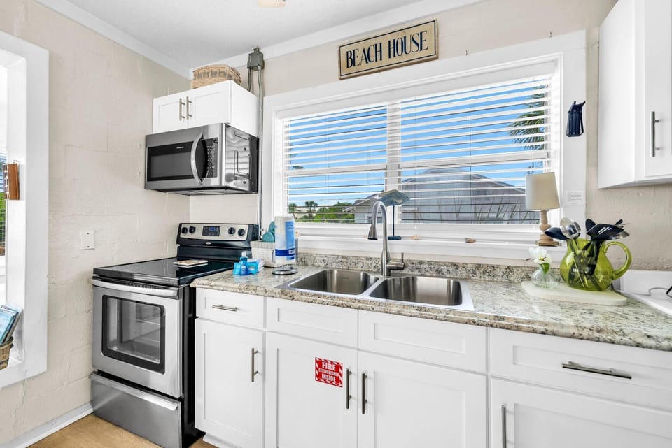Condo, 1 Queen Bed with Sofa bed (Linda's Cozy Cottage C) | Private kitchen