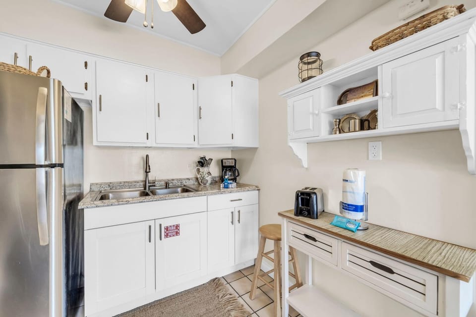 Condo, 1 Queen Bed with Sofa bed (Linda's Cozy Cottage A) | Private kitchen