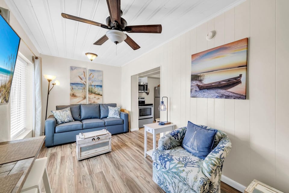 Condo, 1 Queen Bed with Sofa bed (Linda's Cozy Cottage A) | Living area