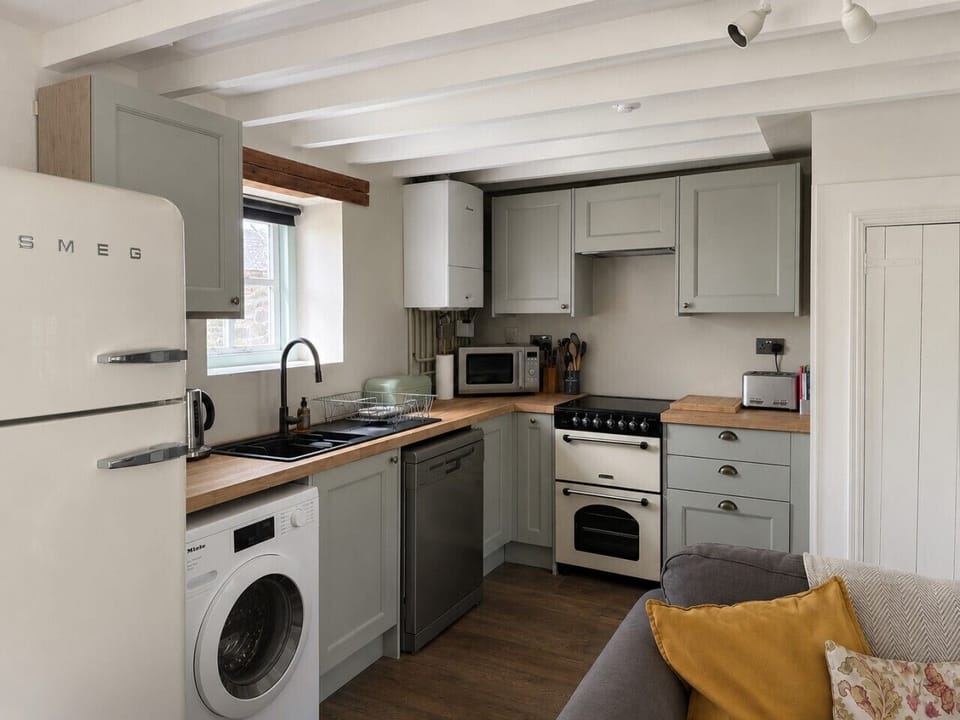 Newely renovated kitchen with top of the range appliances