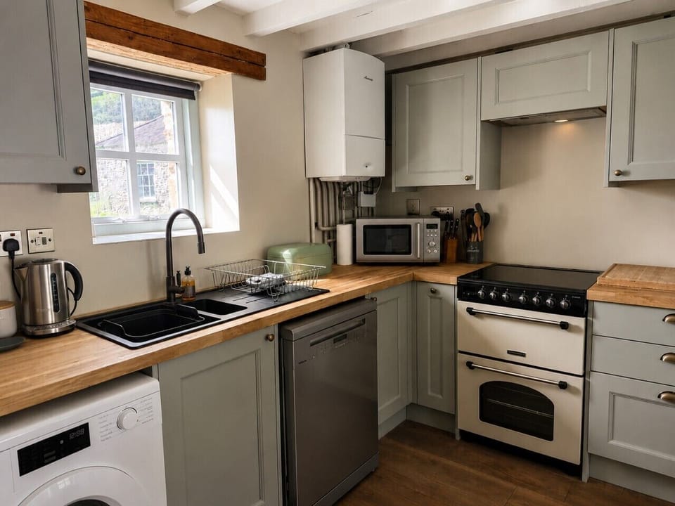 Newely renovated kitchen with top of the range appliances