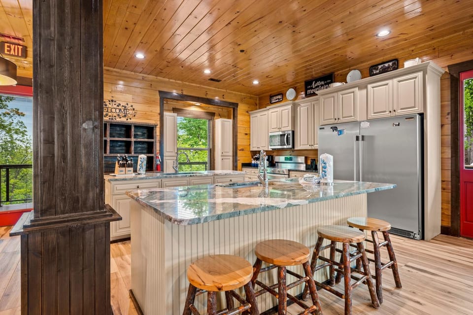 House, Multiple Beds (Greystone Retreat) | Private kitchen | Oven