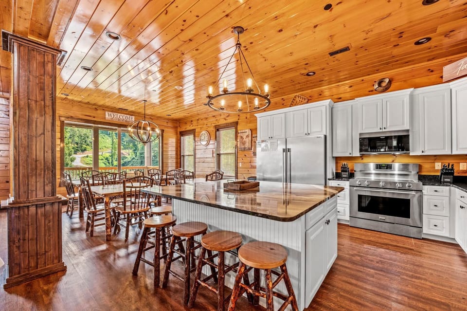 House, Multiple Beds (The Majestic Pine Retreat) | Private kitchen | Oven