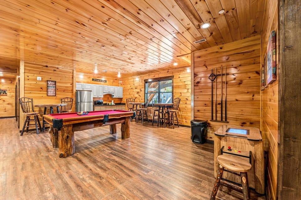 House, Multiple Beds (The Big Oak Lodge) | Game room