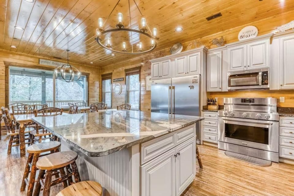 House, Multiple Beds (The Great Dogwood Manor) | Private kitchen | Oven