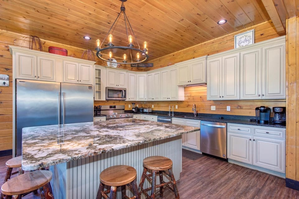 House, Multiple Beds (The Big Poplar Retreat) | Private kitchen | Oven