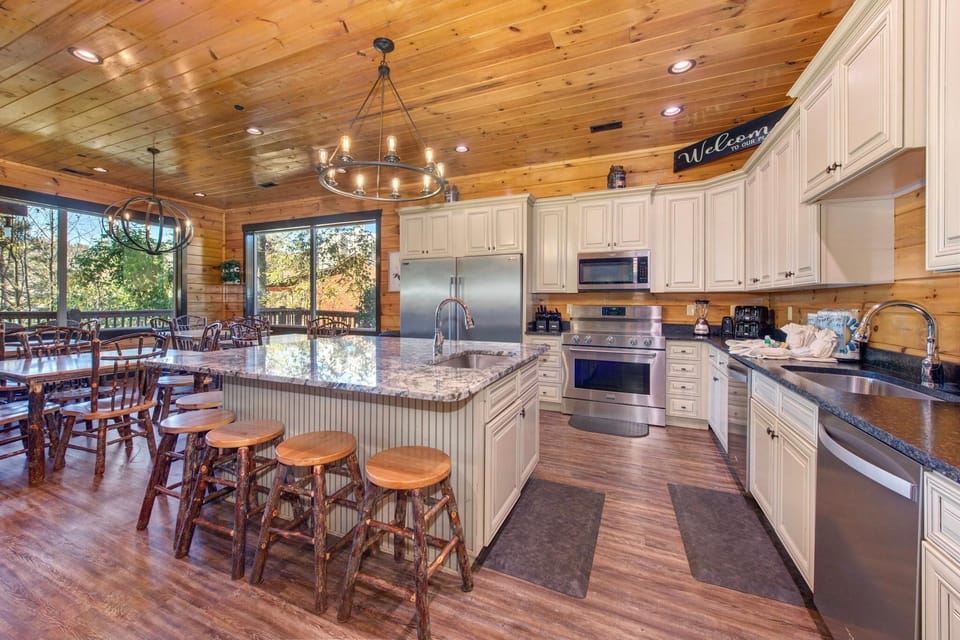 House, Multiple Beds (The Big Willow Retreat) | Private kitchen