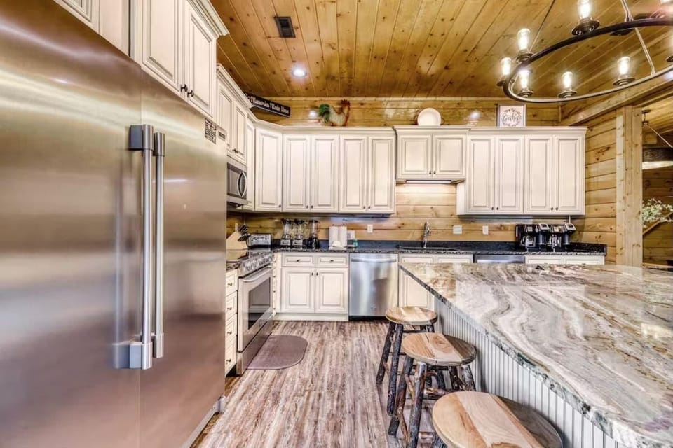 House, Multiple Beds (The Big Willow Retreat) | Private kitchen