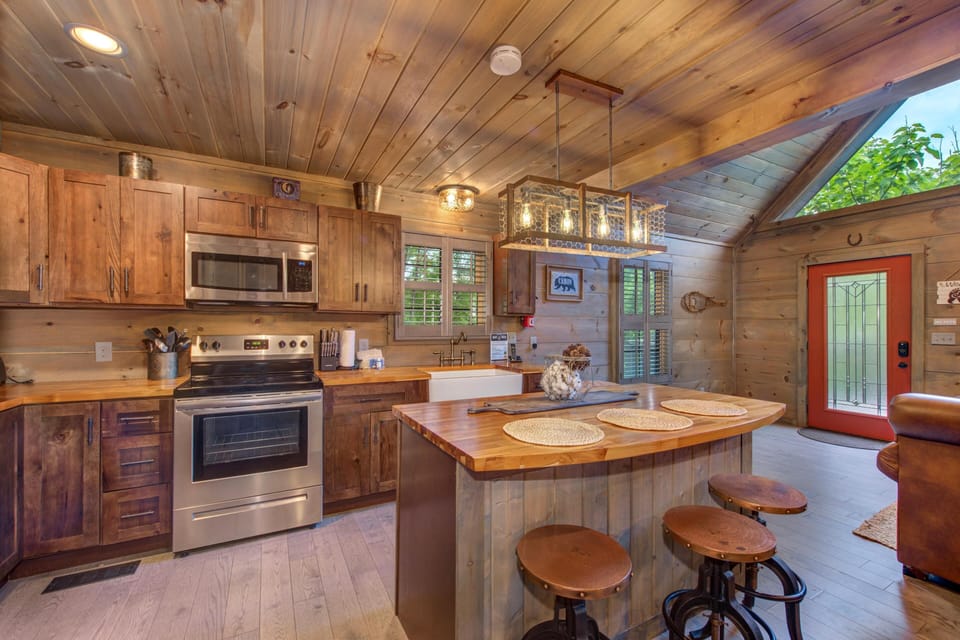 House, 1 King Bed with Sofa bed (The Aspen Cabin) | Private kitchen | Oven