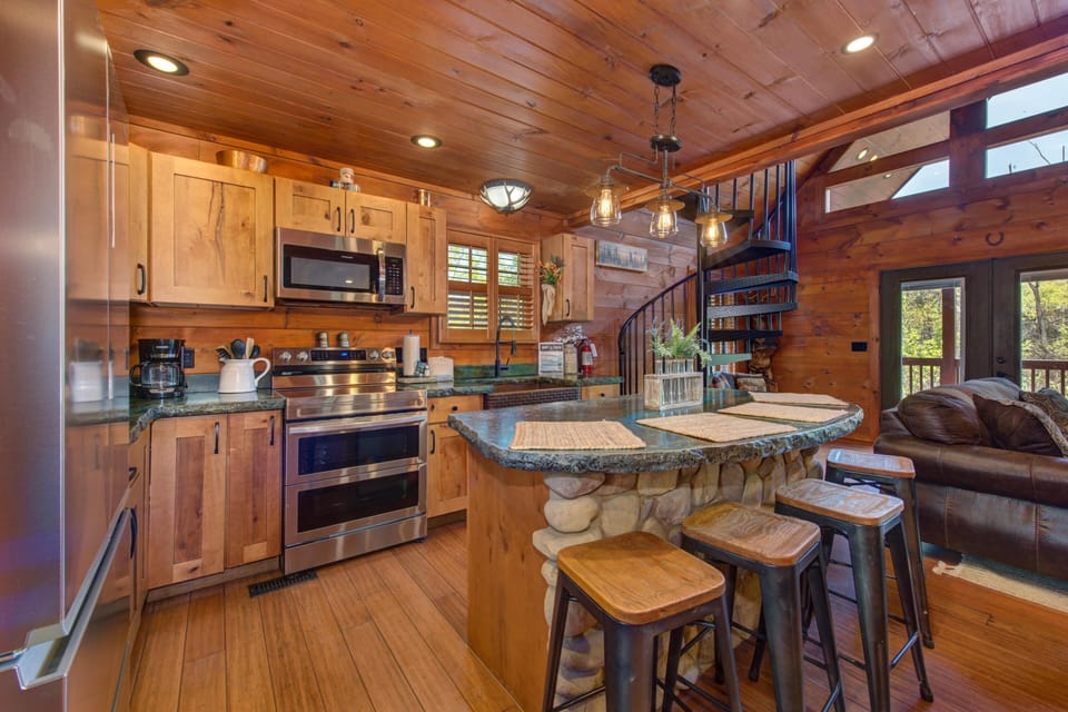 House, Multiple Beds (The Buckhorn) | Private kitchen | Oven
