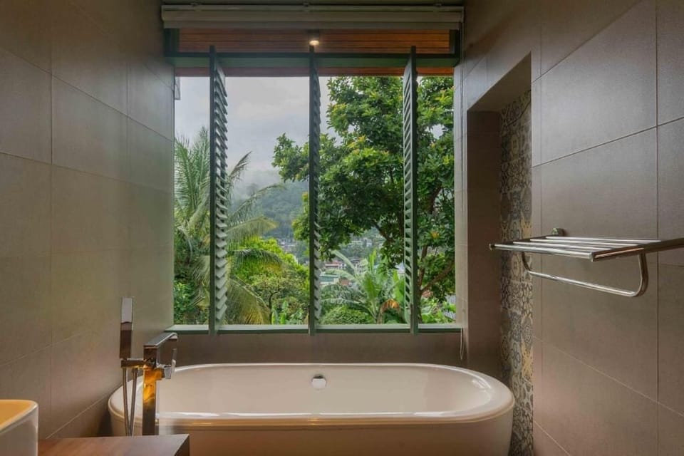 Deluxe Double Room, Balcony, Garden View | Bathroom | Shower, free toiletries, hair dryer, bidet