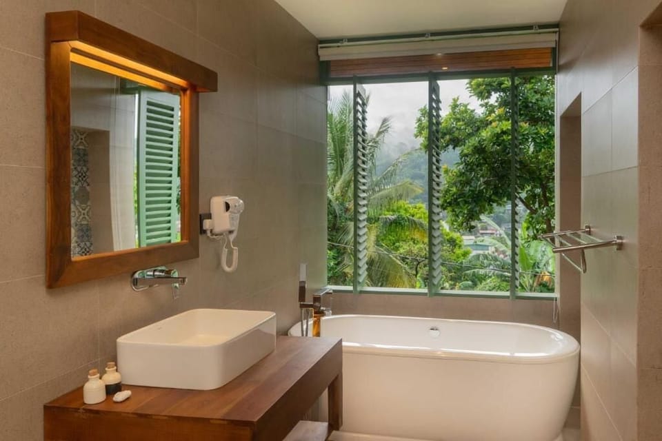 Deluxe Double Room, Balcony, Garden View | Bathroom | Shower, free toiletries, hair dryer, bidet