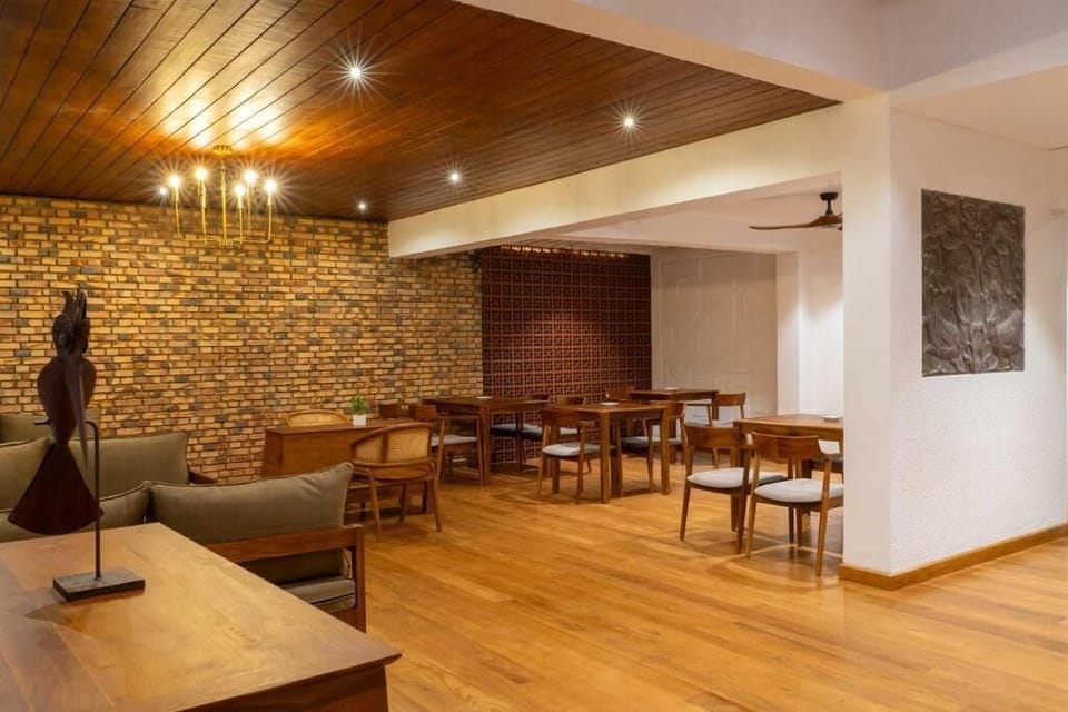 Deluxe Double Room, Balcony, Garden View | Dining