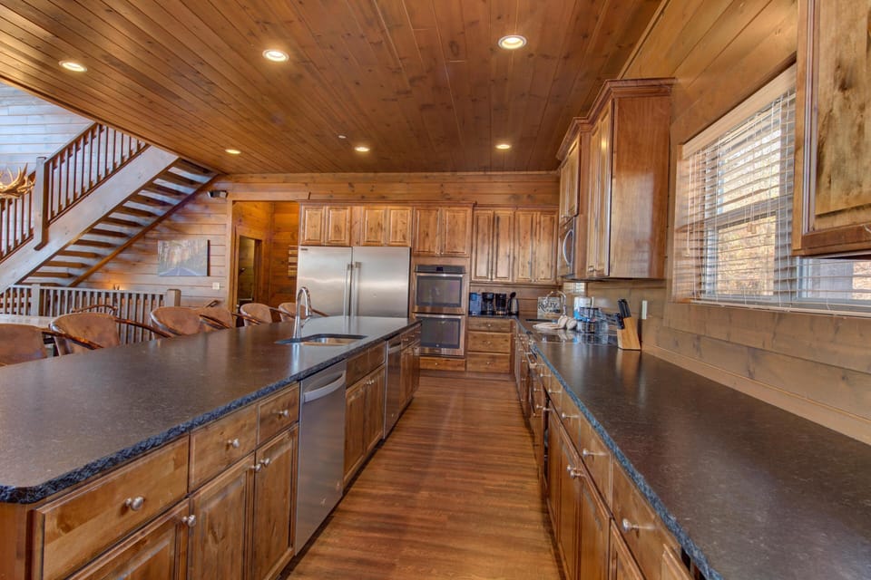 House, Multiple Beds (Majestic Overlook) | Private kitchen | Oven