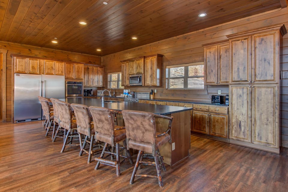 House, Multiple Beds (Majestic Overlook) | Private kitchen | Oven