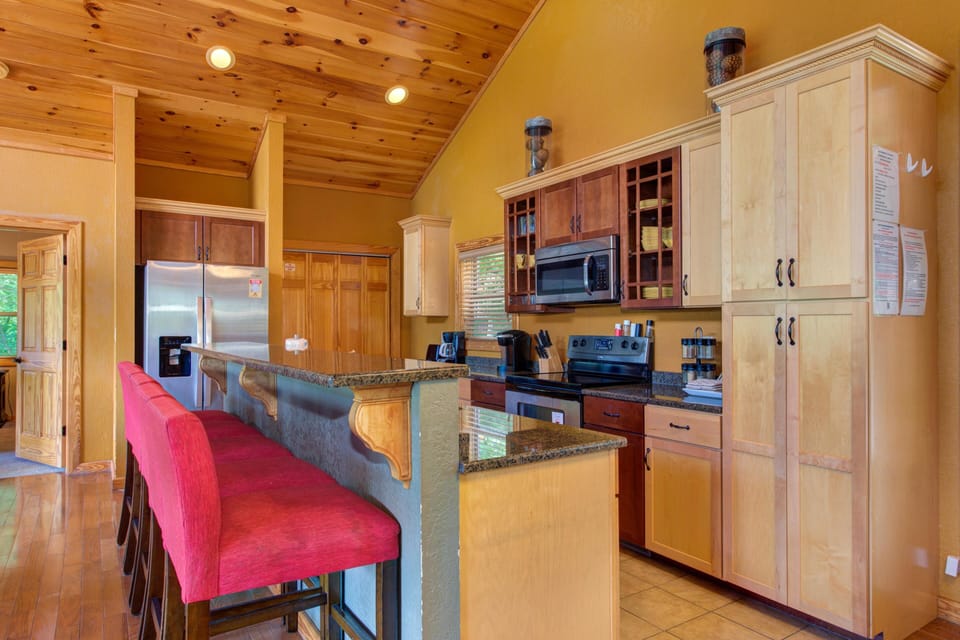 House, Multiple Beds (Golden Oak Lodge) | Private kitchen | Oven