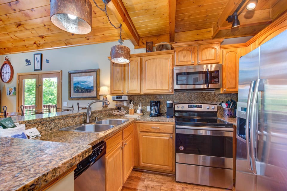 House, Multiple Beds (A Mountain Dream) | Private kitchen | Oven