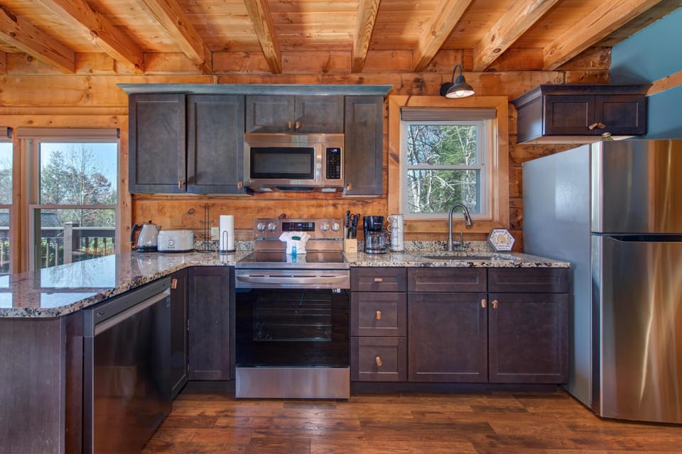 House, Multiple Beds (Honey Bear) | Private kitchen